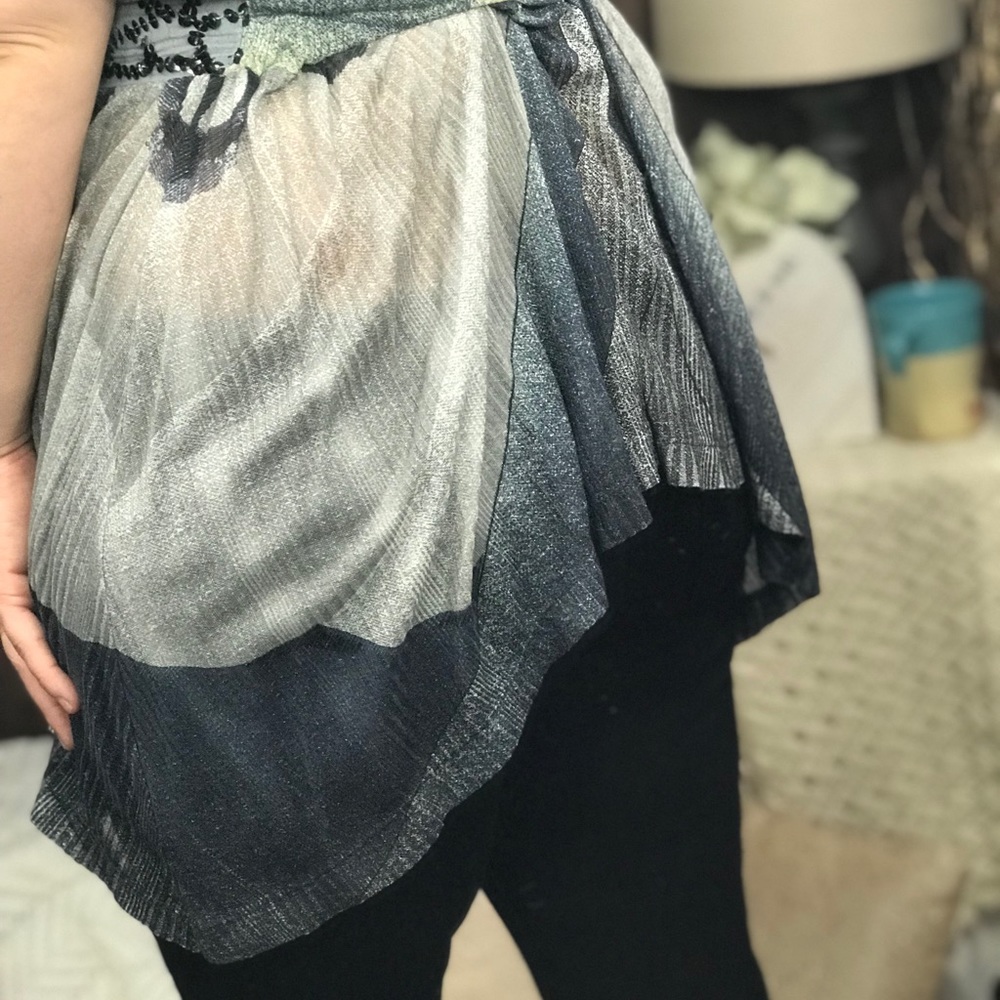 Free people kimono top, grey with beading at waist. Size small - Picture 5 of 10